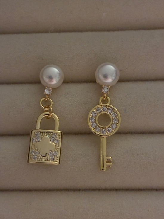 Handmade Jewelry - Pearl Lock & Key Drop Earrings